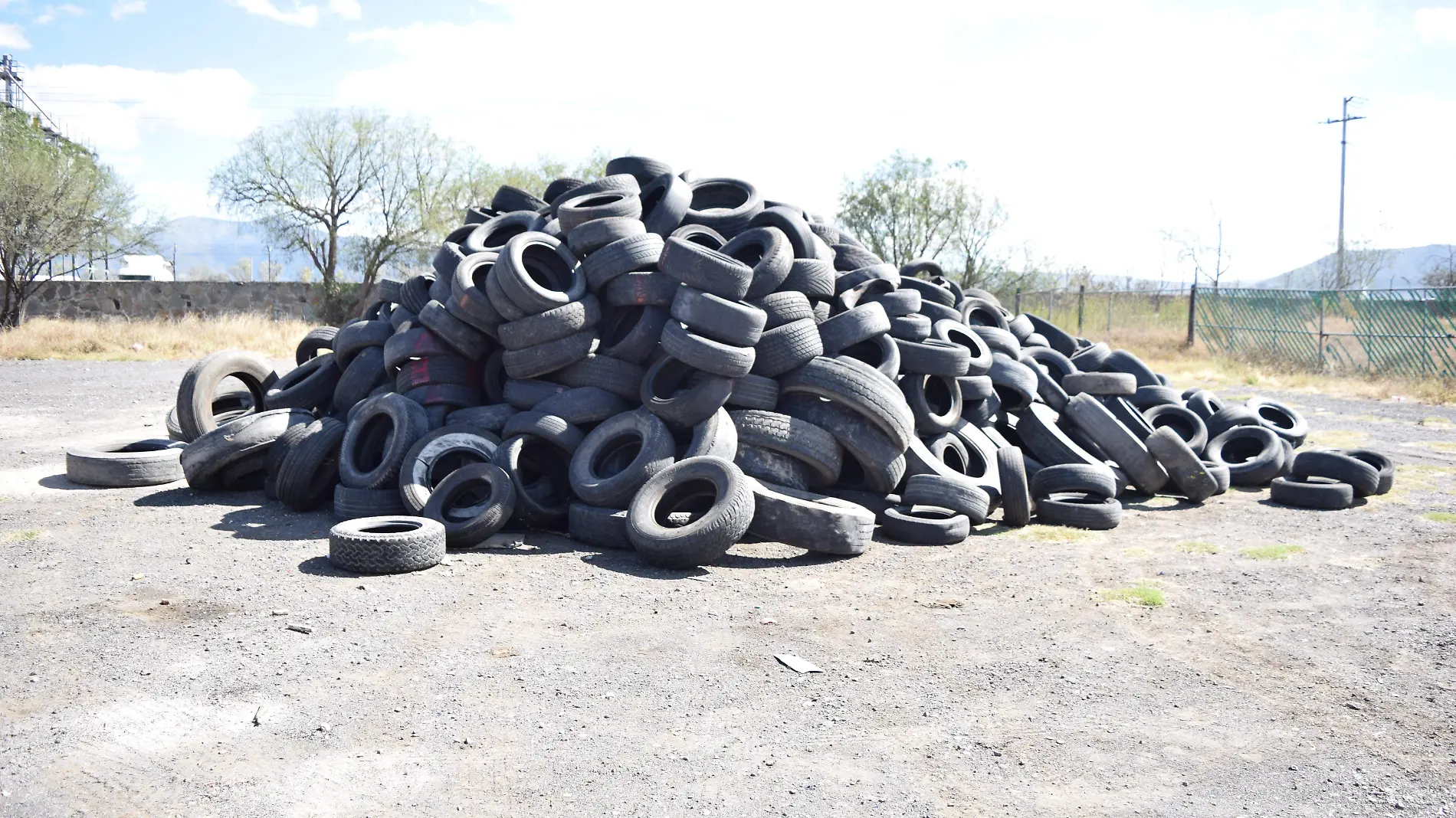 Las llantas se entregan a una empresa para ser recicladas.  Archivo.